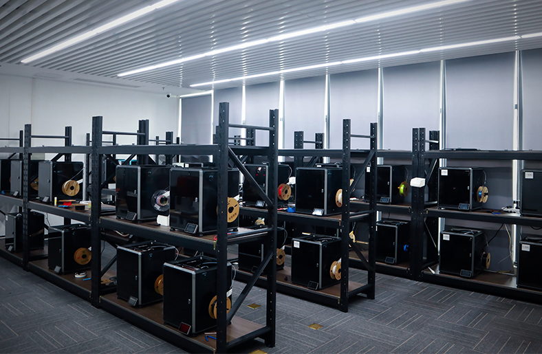 碰碰礼自有柔性制造工坊内的3D打印生产设备